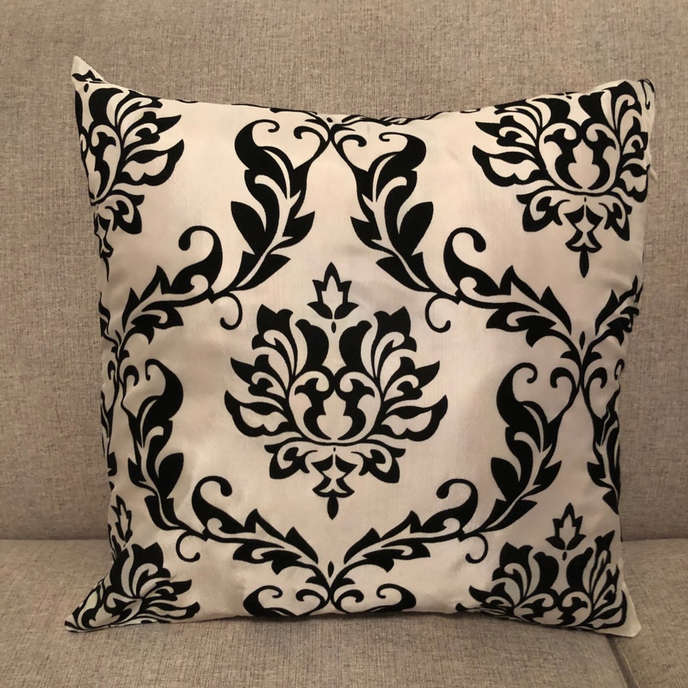 *HP* Two Damask Decorative Throw Pillow Covers - Picture 2 of 8